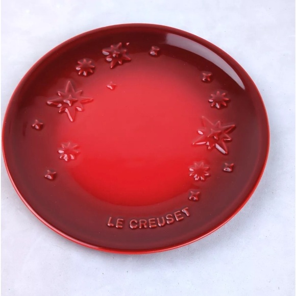 NEW Le Creuset Red Cerisse Star Relief Plate - Picture 3 of 10